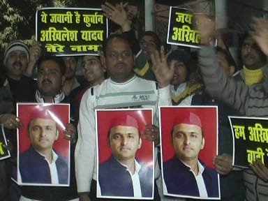 अनुशासनहीनता के आरोप में मुख्यमंत्री अखिलेश यादव और रामगोपाल यादव 6 साल के लिए पार्टी से बाहर;  अखिलेश समर्थक सड़कों पर उतरे, शिवपाल और अमर सिंह का पुतला फूंका | New India Times