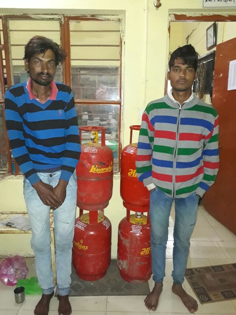 दो गैस सिलेंडर चोर गिरफ्तार 2 दो गैस सिलेंडर चोर गिरफ्तार | New India Times
