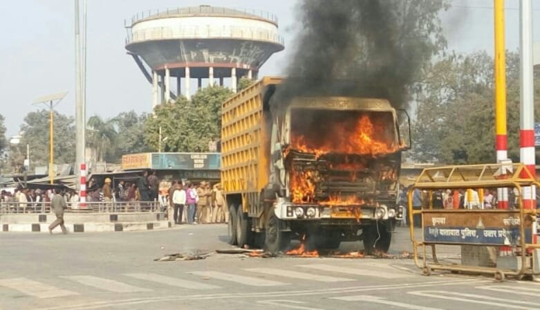 सड़क हादसे में पिता पुत्र की दर्दनाक मौत;  गुस्साई भीड़ ने डंपर में लगाई आग | New India Times