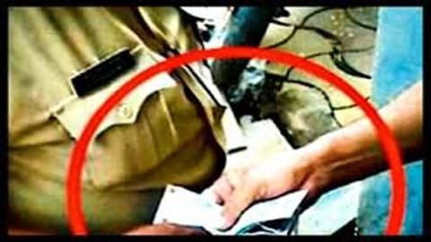 मध्य प्रदेश के शिवपुरी में पुलिस अधिकारी रिश्वत लेते रंगे हाथों गिरफ्तार | New India Times