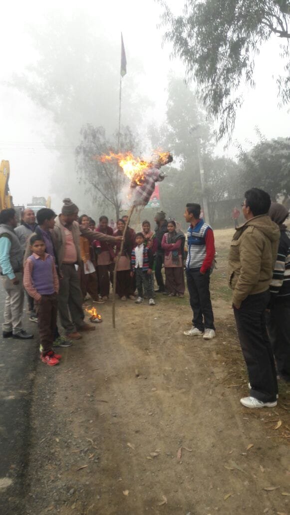 लोकसभा चुनाव 2014 में मुलायम सिंह यादव और सांसद तेजप्रताप सिंह यादव को भोगांव विधान सभा से हरवाने वाले विधयक आलोक शाक्य का फूंका गया पुतला | New India Times