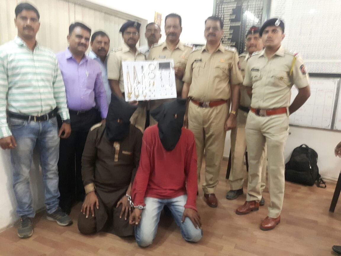 गहने का बैग छीनकर भागे दो आरोपी चढे पुलिस के हत्थे | New India Times