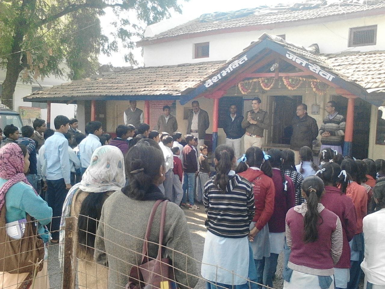 सिराली पुलिस ने स्कूल के बच्चों की जिज्ञासाओं का किया समाधान 2 सिराली पुलिस ने स्कूल के बच्चों की जिज्ञासाओं का किया समाधान | New India Times