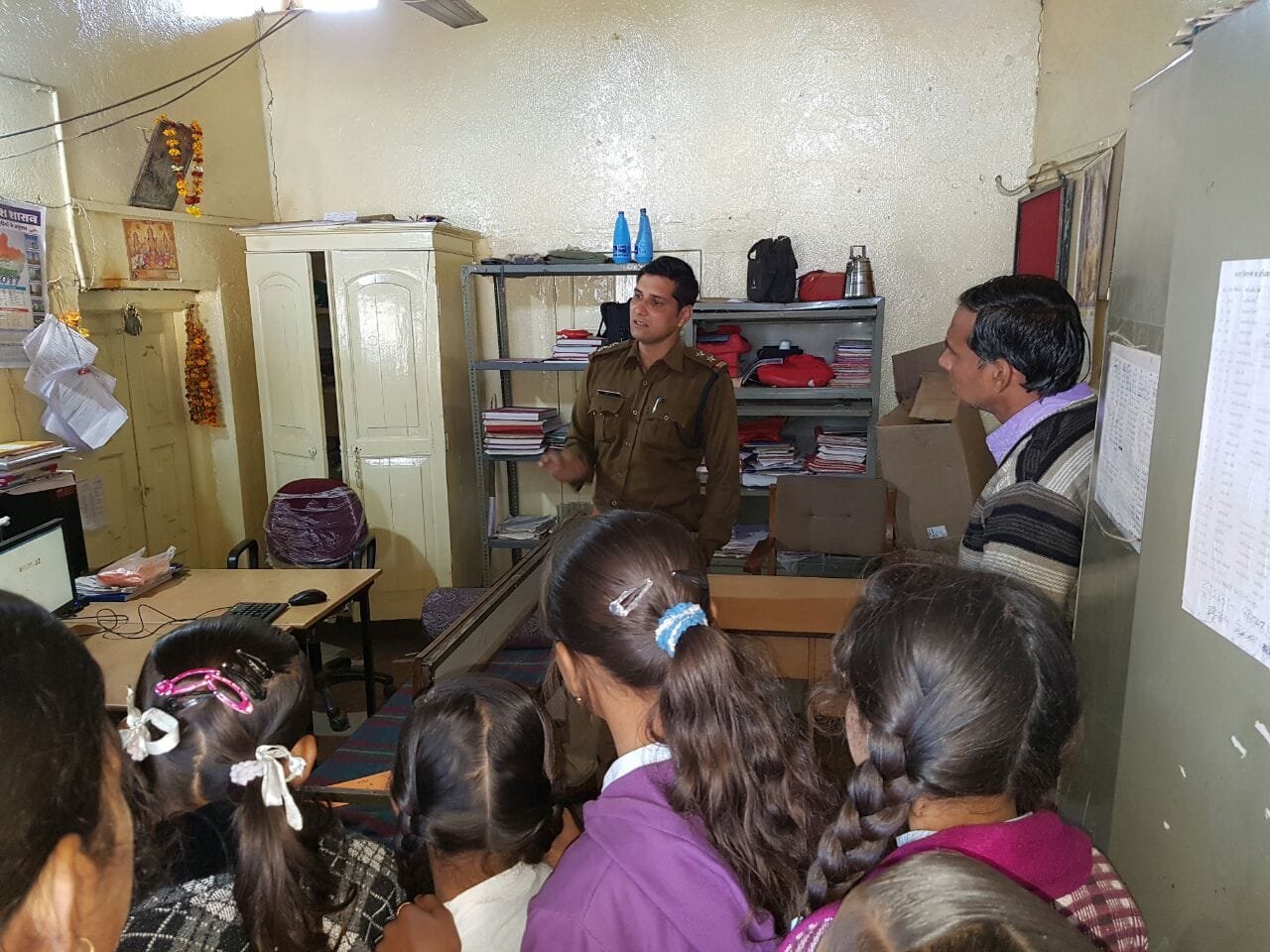 सिराली पुलिस ने स्कूल के बच्चों की जिज्ञासाओं का किया समाधान  | New India Times