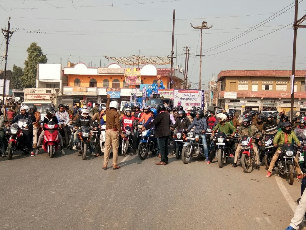 भिंड में हेलमेट लगा कर निकली जागरूक रैली | New India Times