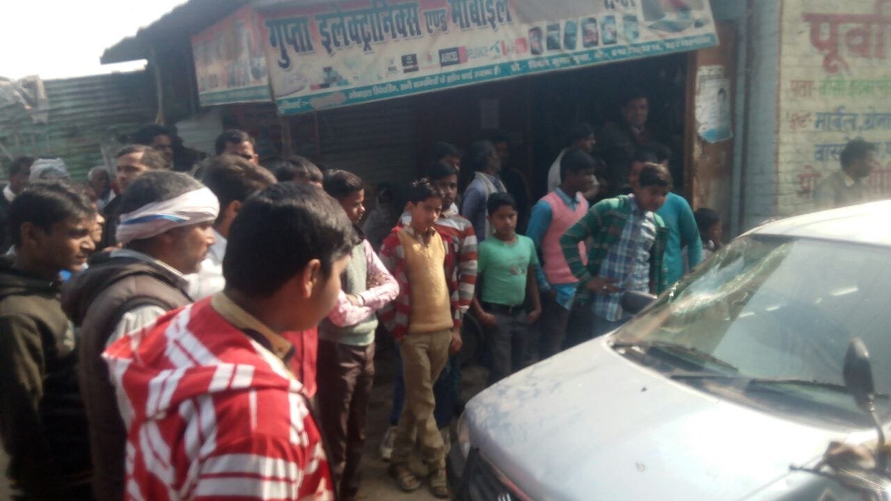 उत्तर प्रदेश के सिद्धार्थ नगर, बिस्कोहर कस्बे के स्टेट बैंक ऑफ इंडिया की शाखा में तीन दिनों से कैश न मिलने पर हुआ जम कर हंगामा | New India Times