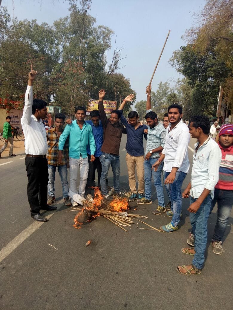 मुख्यमंत्री का पुतला दहन कर हवाला कांड में फंसे भाजपा नेता संजय पाठक के इस्तिफे की मांग | New India Times