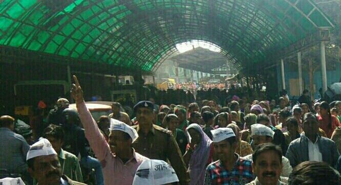 पन्नी बीनकर अपना और अपने परिवार का जीवन यापन करने वाले गरीबों के समर्थन में आगे आई आम आदमी पार्टी | New India Times