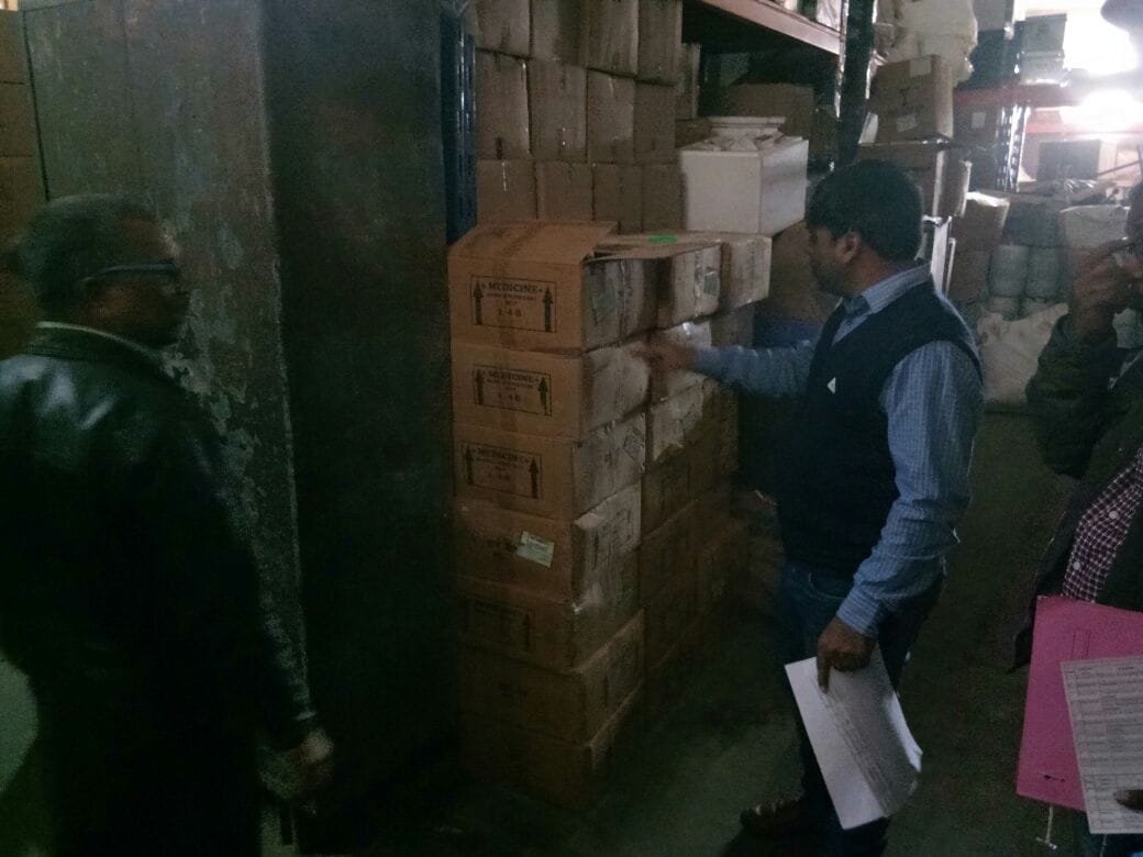नाले में मिलीं 5 लाख की एक्सपायरी दवाएं, स्टोर कीपर निलंबित  | New India Times