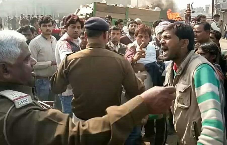 ट्रैक्टर ने 2 साल के बालक को कुचला, गुस्साई भीड ने ड्राइवर को पीटा और पुलिस को खदेडा | New India Times