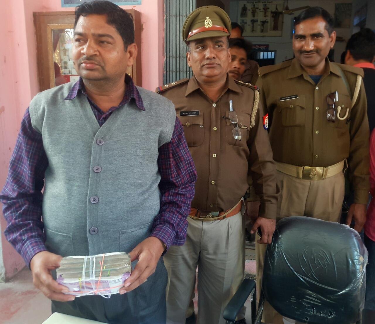 उत्तर प्रदेश में नोटबंदी के बाद अब आचार संहिता की मार,  शादी के लिए जा रहे कार चालक से 2 लाख 19 हज़ार 500 रुपए बरामद | New India Times