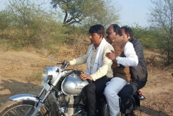 मध्य प्रदेश के राज्य मंत्री लाल सिंह आर्य के बुलेट पर तीन सवारी करने और हेल्मेट को लेकर उठे सवाल, हेल्मेट की सीख देने वाले पर खुद नियम का उल्लंघन करने का लगा आरोप | New India Times