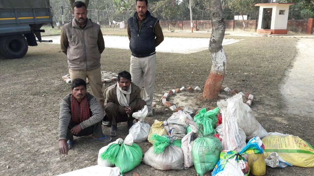 शिवपुरा एसएसबी एवं नानपारा आबकारी विभाग की सयुंक्त छापेमारी में 300 लीटर नेपाली कच्ची शराब बरामद, 2 गिरफ्तार,  3 फरार | New India Times