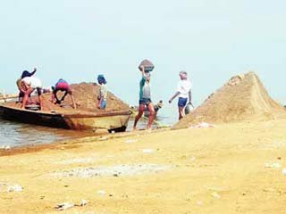 ओवरलोड और अवैध रेती की गाडियों पर नायब तहसीलदार ने की करवाई 3 ओवरलोड और अवैध रेती की गाडियों पर नायब तहसीलदार ने की करवाई | New India Times