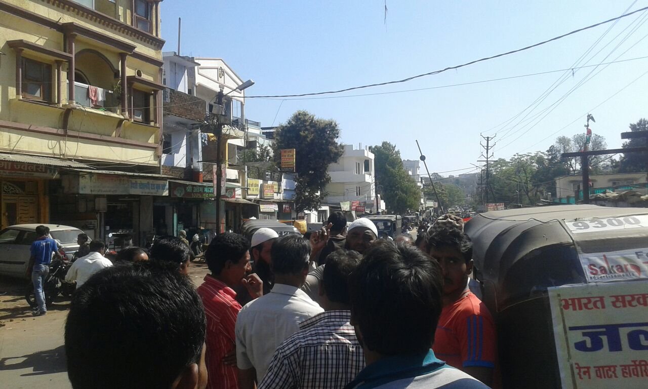 बढे हुए पेनल्टी के खिलाफ आटो रिक्शा चालकों ने किया हड़ताल,  बेरोजगारी खत्म करने के बजाए बेरोजगारों को खत्म कर रही है सरकार: आटो रिक्शा यूनियन | New India Times