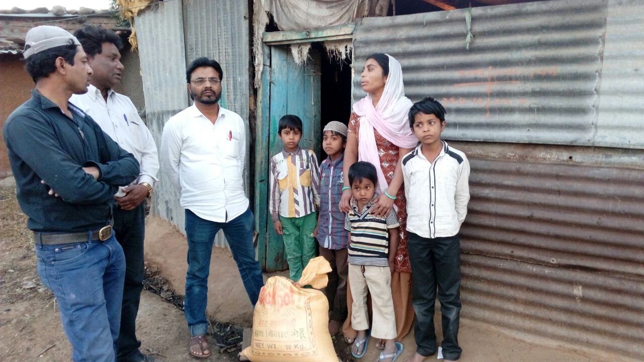 मध्य प्रदेश के खंडवा में आर्थिक तंगी से जूझती पांच बच्चों संग आत्महत्या का मन बना बैठी विधवा की शहर के समाजसेवियों ने की मदद | New India Times