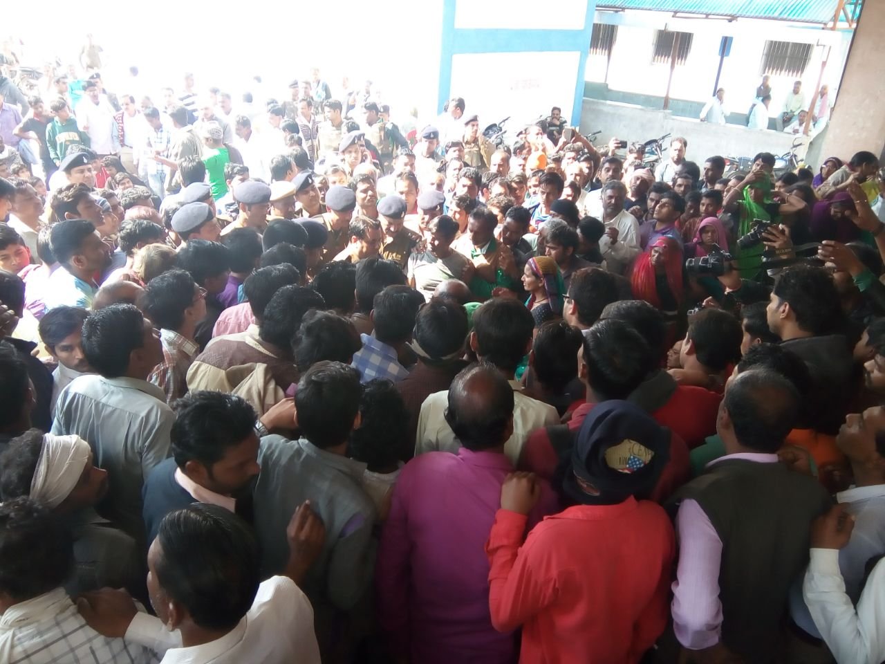 शिवराज मामा के राज में भांजियां नहीं हैं सुरक्षित, छेड़छांड से तंग आकर नाबालिग छात्रा ने दी जान, लापरवाही बरतने के आरोप में जांच अधिकारी निलंबित | New India Times