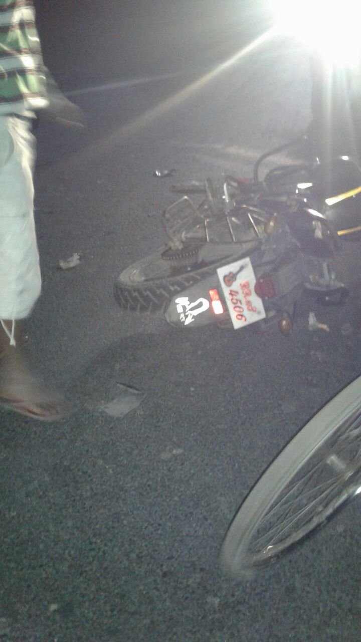 ट्रक की चपेट में आने से मोटर साइकल सवार गंभीर रूप घायल 2 ट्रक की चपेट में आने से मोटर साइकल सवार गंभीर रूप घायल | New India Times