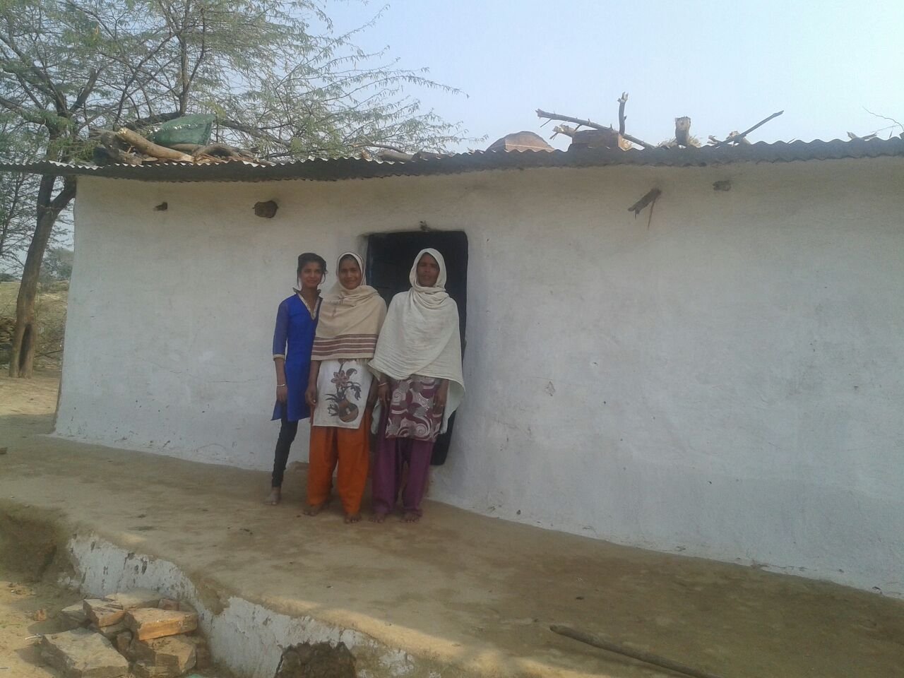 मदद की आस में एक ग़रीब परिवार | New India Times