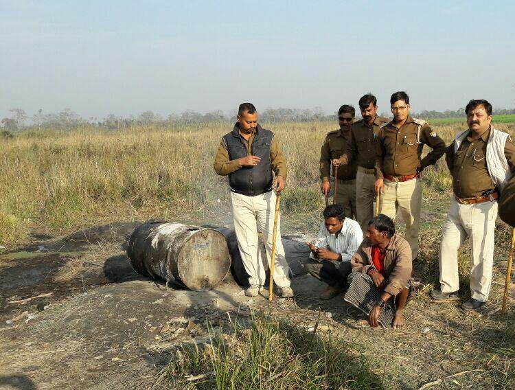बहराइच जिलाधिकारी / जिला आबकारी अधिकारी के निर्देशन में 55 शीशी सौफी/कर्णाली व 175 ली० कच्ची शराब 500 कि०ग्रा० लहन बरामद | New India Times