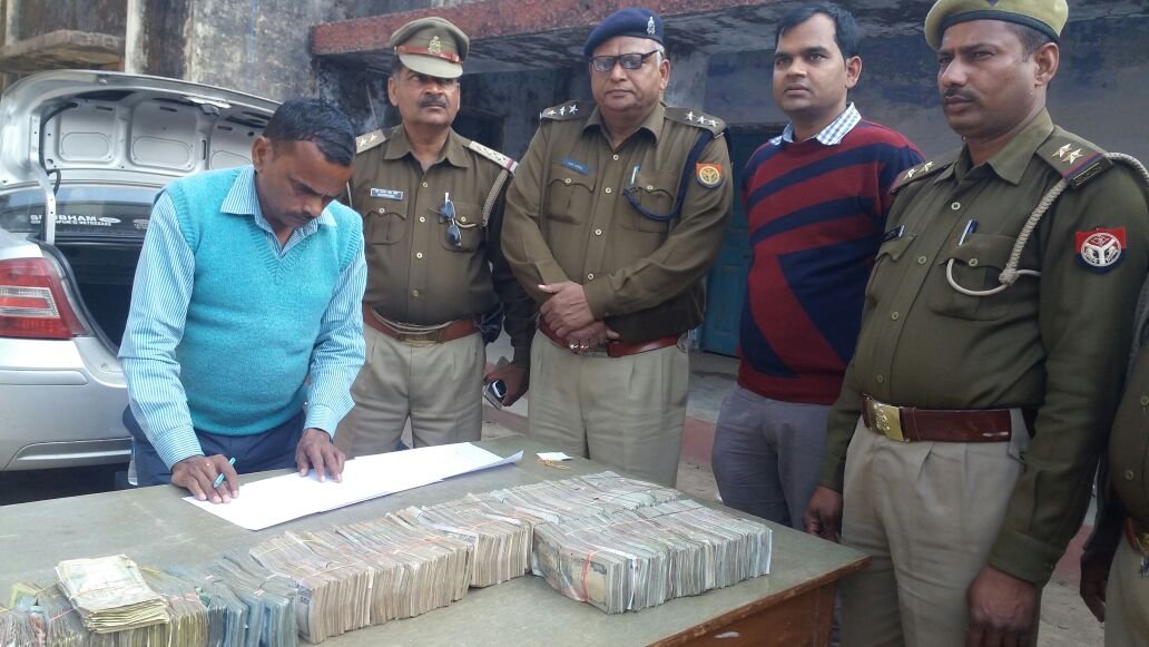 बहराइच जिला में एक कार से 55 लाख 71 हजार 125 रुपये की नेपाली करेंसी बरामद, दो गिरफ्तार | New India Times