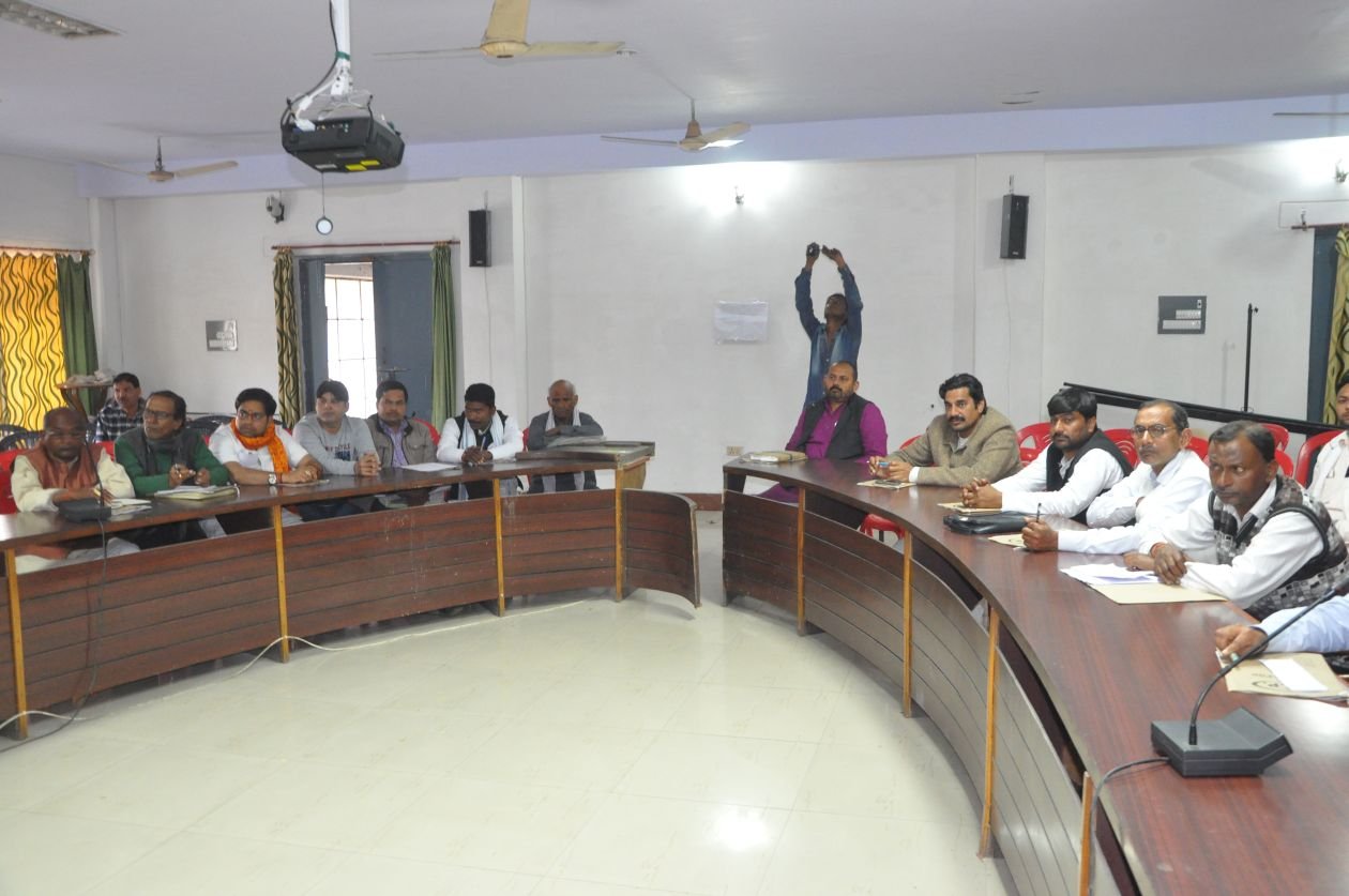 बहराइच प्रेक्षकों की मौजूदगी में डीएम-एसपी ने की प्रत्याशियों के साथ बैठक,  आयोग के दिशा निर्देशों की दी गयी जानकारी | New India Times