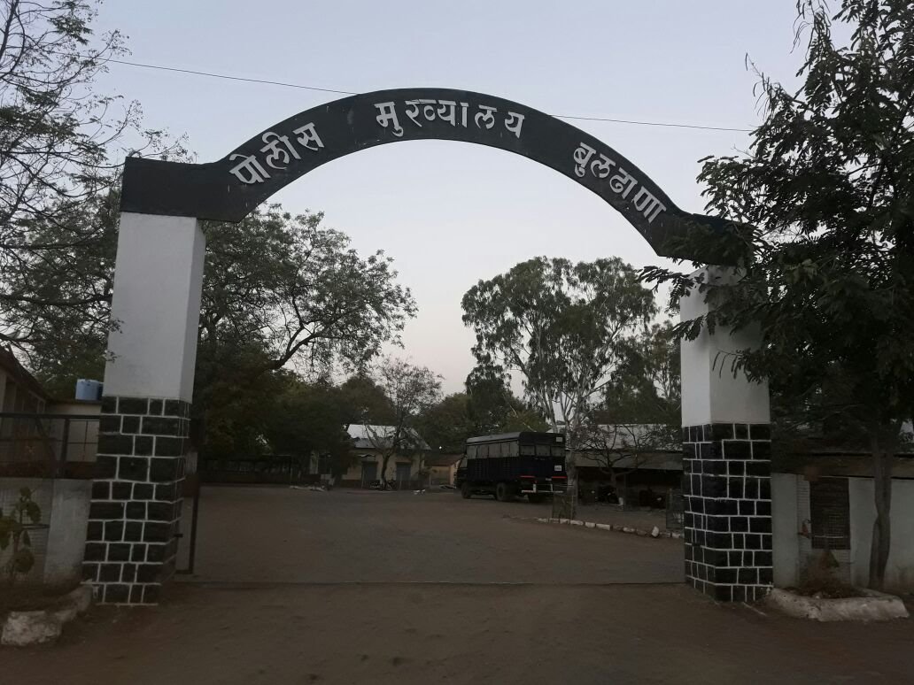 बुलढाणा पुलिस मुख्यालय में भिड़े दो पुलिस कर्मी, पुलिस पुत्र ने भी पीटा, मूकदर्शक बने रहे अन्य पुलिस कर्मी | New India Times