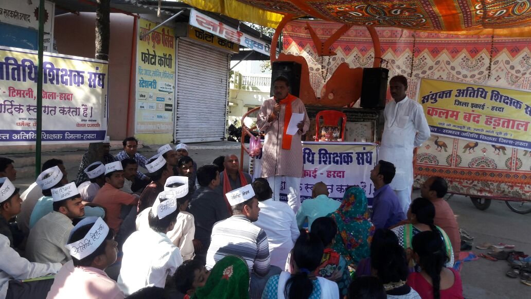 अतिथि शिक्षकों द्वारा 13 वें दिन मुंडन होकर किया गया धरना-प्रदर्शन | New India Times