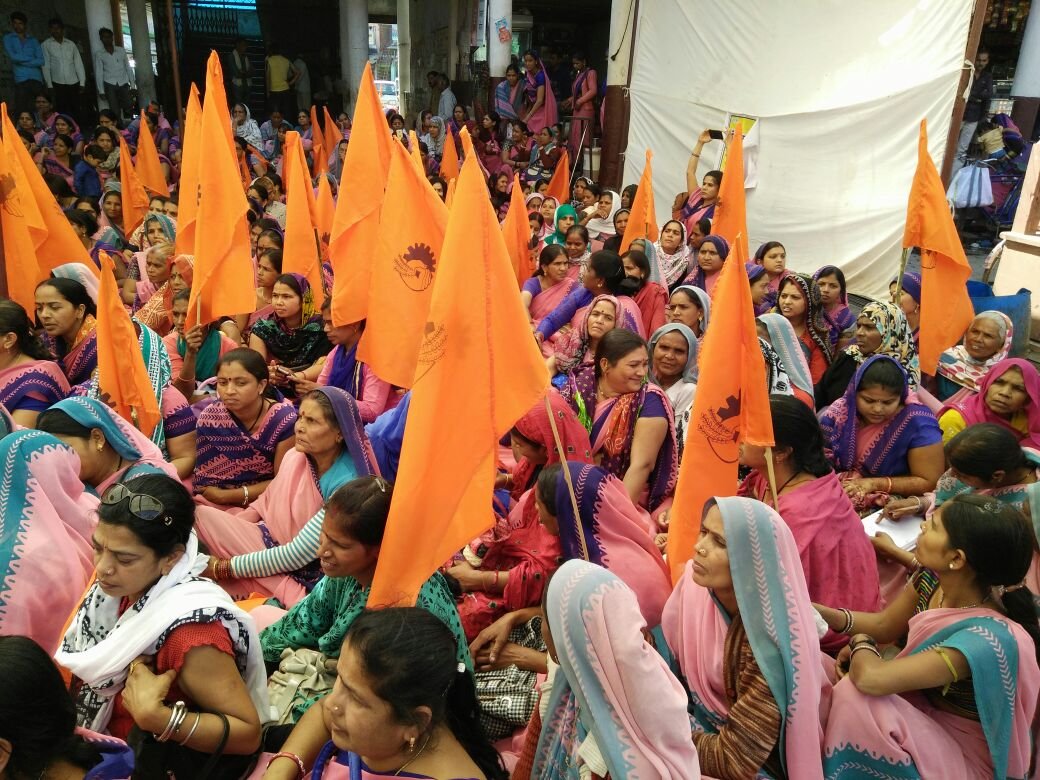 दो सूत्रीय मांगों को लेकर आंगनबाड़ी कार्यकर्ताओं ने धरना-प्रदर्शन कर कलेक्टर को सौंपा ज्ञापन | New India Times