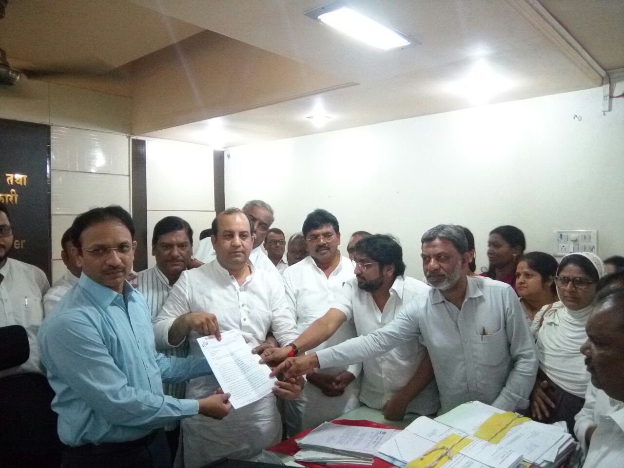 मुख्यमन्त्री दें इस्तीफा: शोएब गुड्डू;मनोज म्हात्रे हत्याकांड को लेकर प्रान्त कार्यालय के सामने धरना; क्राइम ब्रांच ठाणे करेगी म्हात्रे हत्याकांड की जांच: परमवीर सिंह    | New India Times