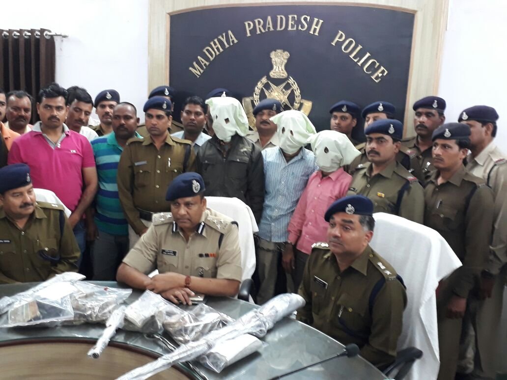 तीन इनामी डकैत हथियारों समेत गिरफ्तार | New India Times