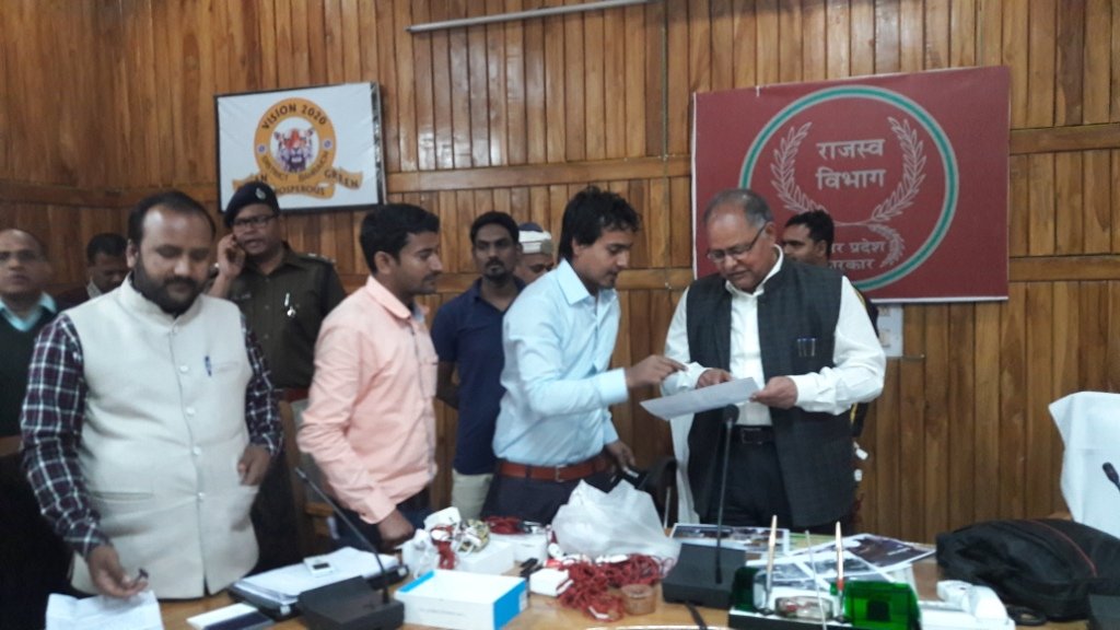 विधानसभा चुनाव:  बहराइच में वेबकास्टिंग कार्य के लिए सीएससी संचालकों को सौंपे गये टैबलेट | New India Times