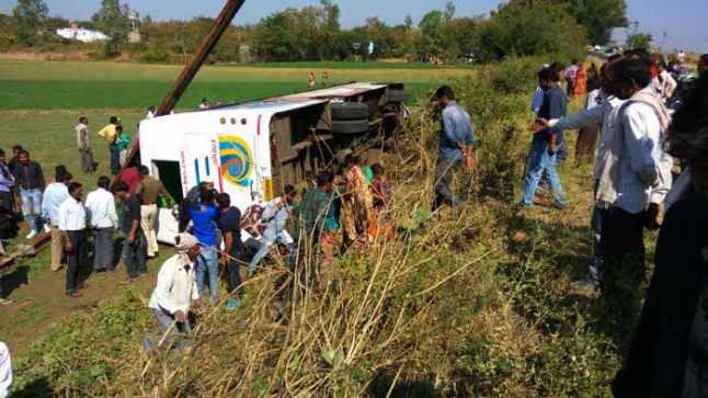 रायसेन जिले में अनियंत्रित बस पलटी, 58 यात्री घायल, 35 घायल भोपाल रिफर | New India Times