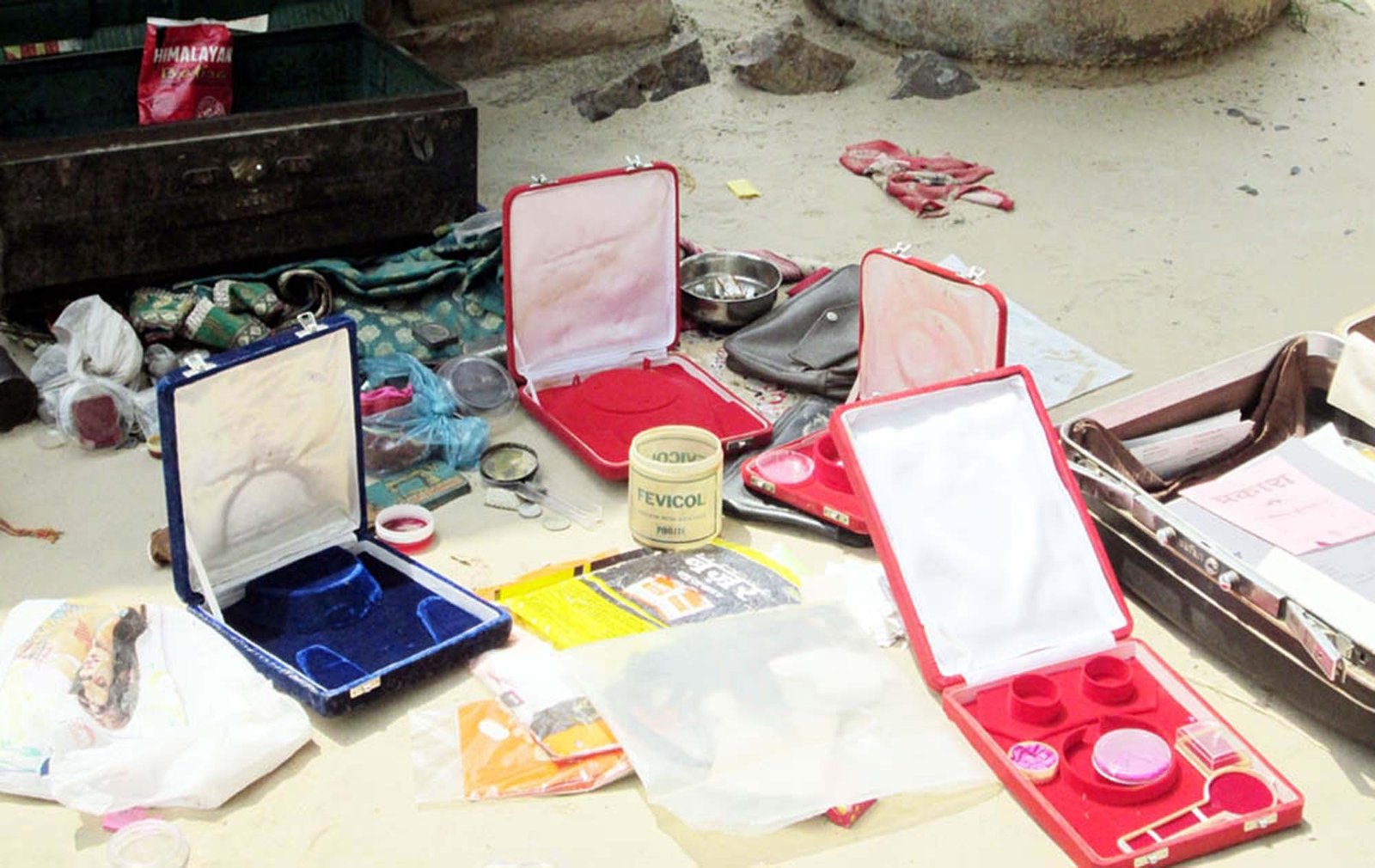 रिटायर्ड शिक्षक के बंद मकान से नगदी सहित लाखों के जेवरात की चोरी | New India Times