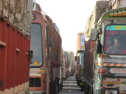 महाराष्ट्र- मध्यप्रदेश के सीमा जांच नाका पर मिली नकली सरकारी रसीद, चालक के खिलाफ धोखाधड़ी और जालसाज़ी का मामला दर्ज | New India Times