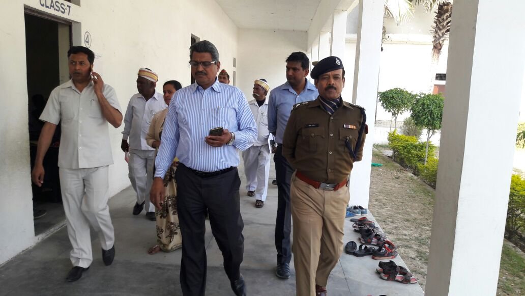 यूपी बोर्ड परीक्षा: परीक्षाओ में सरकार बदलने का दिखा असर,नकल माफियों के हौसले हुए पस्त, जिलाधिकारी ने एस.बी.आर. के केन्द्र व्यवस्थापक को तत्काल प्रभाव से हटाया | New India Times