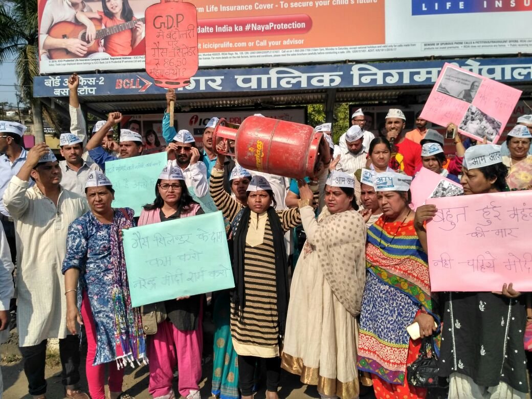 रसोई गैस में 86 रूपये की वृद्धि के खिलाफ "आप" ने किया विरोध प्रदर्शन | New India Times