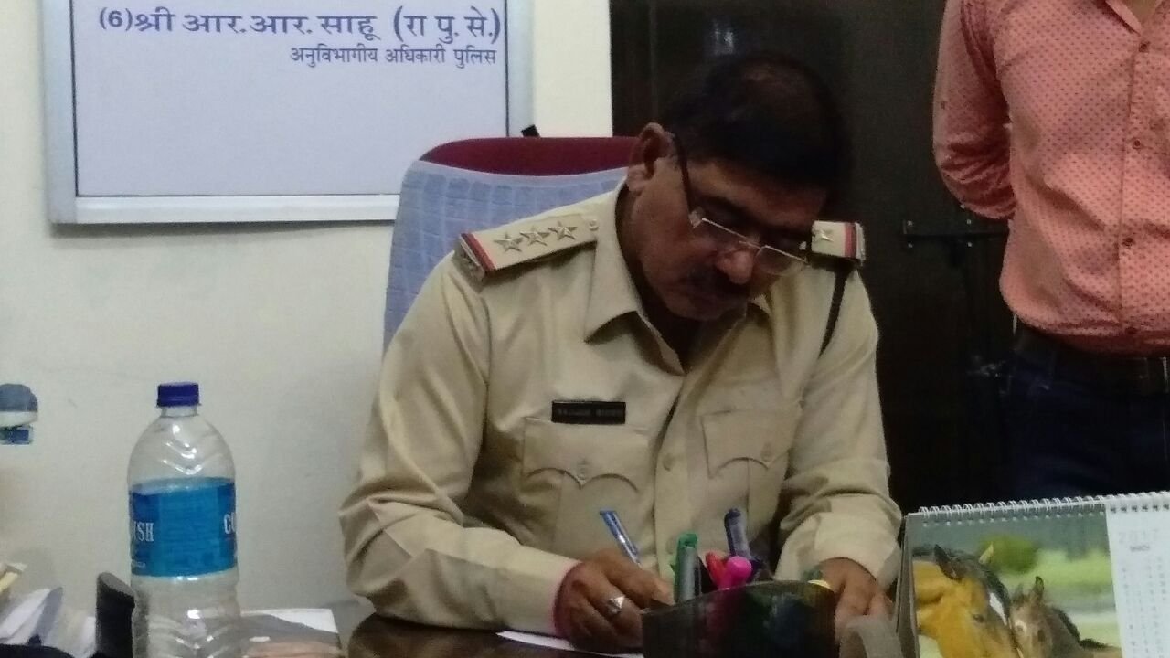 मंत्री के रिश्तेदार की डंपर पर कार्रवाई करने से थाना प्रभारी लाइन हाजिर | New India Times