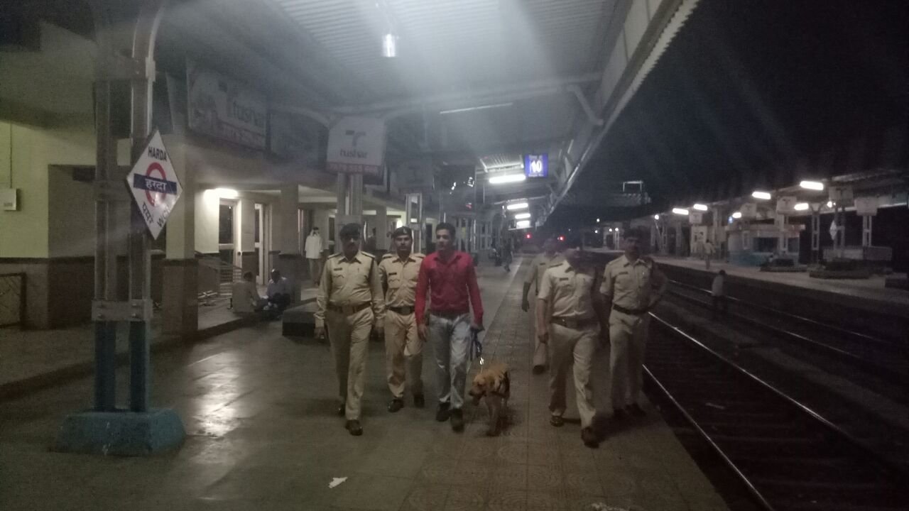 त्योहारों को लेकर पुलिस द्वारा डॉग स्क्वाड चेकिंग व पूछताछ | New India Times