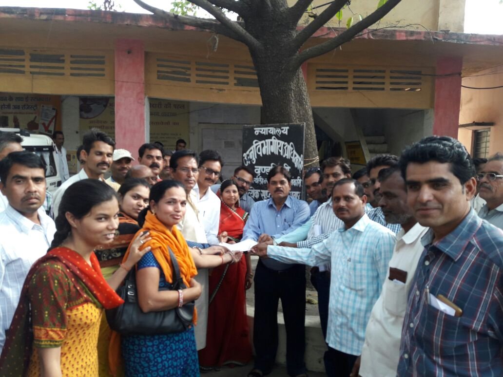 दो प्राइवेट स्कूलों पर कार्रवाई की मांग को लेकर शिक्षा विभाग के कर्मचारियों ने एसडीएम के माध्यम से कलेक्टर को सौंपा ज्ञापन | New India Times