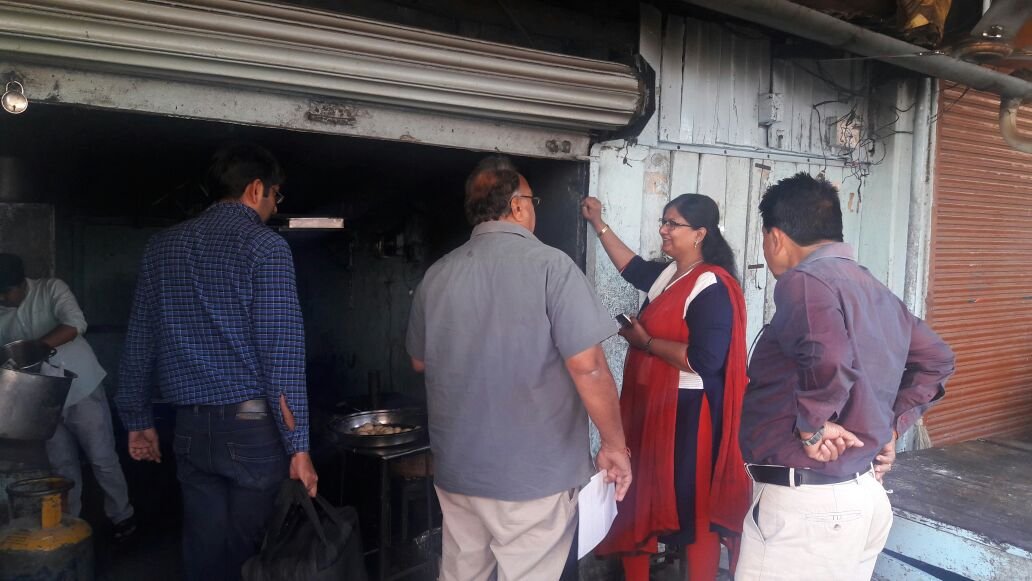 फूड और राजस्व विभाग ने की संयुक्त कार्रवाई,  दुकानों में मौजूद खराब मालों को फिंकवाया | New India Times