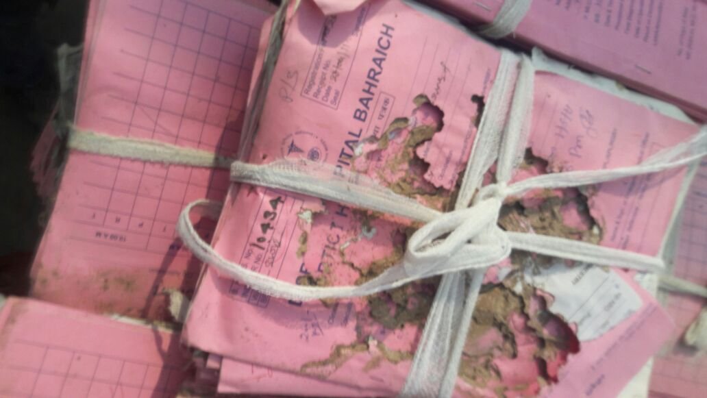 बहराइच जिला अस्पताल में मरीजों की तरह ही बुरा हाल है फाइलों और रिकार्डो का, महत्पूर्ण रिकार्डों को चट कर रहे हैं दीमक | New India Times