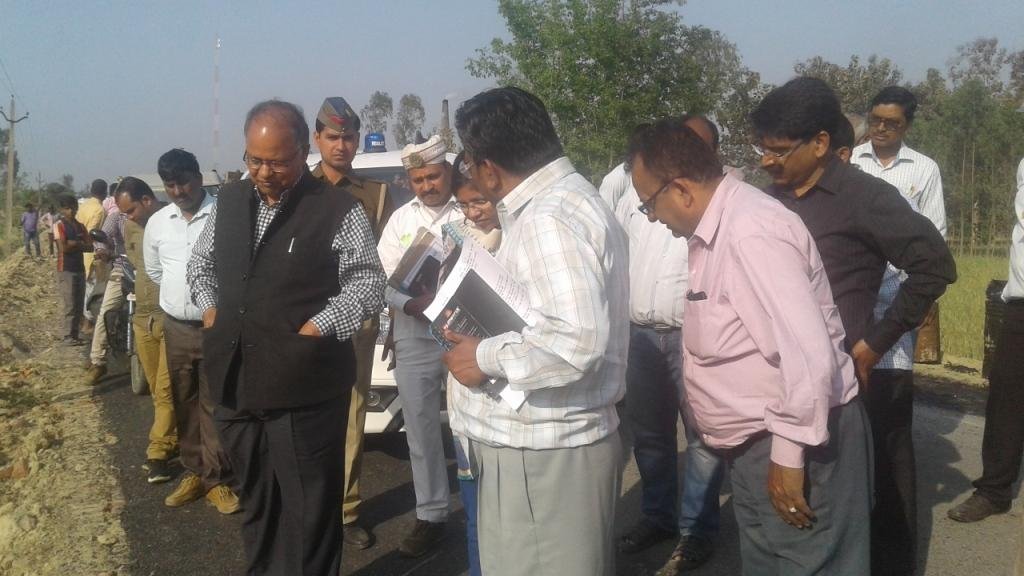 डीएम ने किया निर्माणाधीन परियोजनाओं का निरीक्षण | New India Times