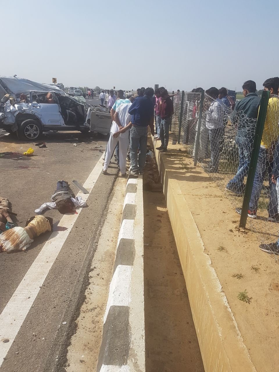 आगरा-लखनऊ एक्सप्रेस वे पर सडक दुर्घटना में 6 की मौत, 4 घायल | New India Times