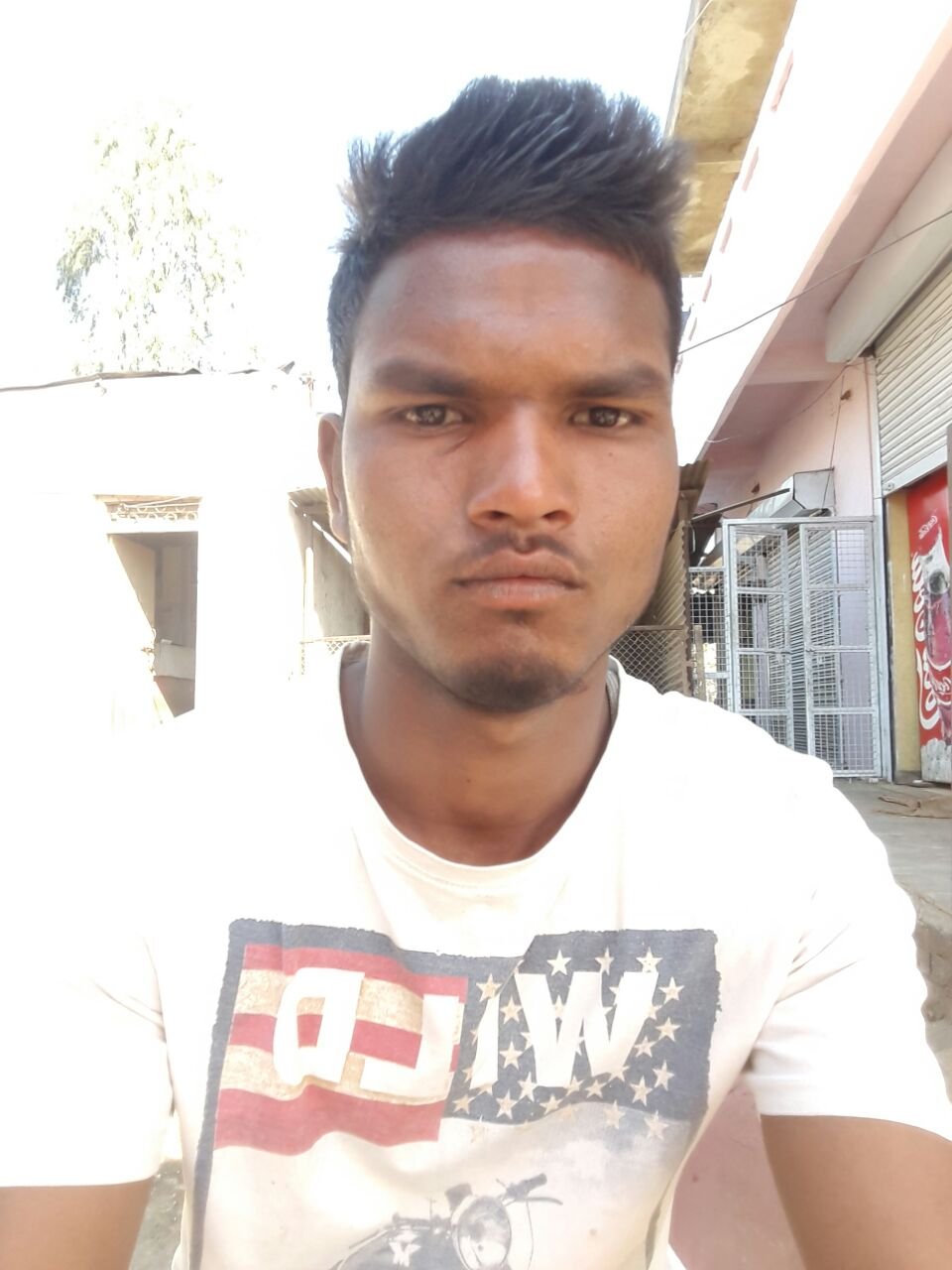 शराब के नशे में पुलिस कर्मी ने आदिवासी युवक के घर में घुसकर की पिटाई, आदिवासी समाज के लोगों ने किया रास्ता रोको आंदोलन  | New India Times