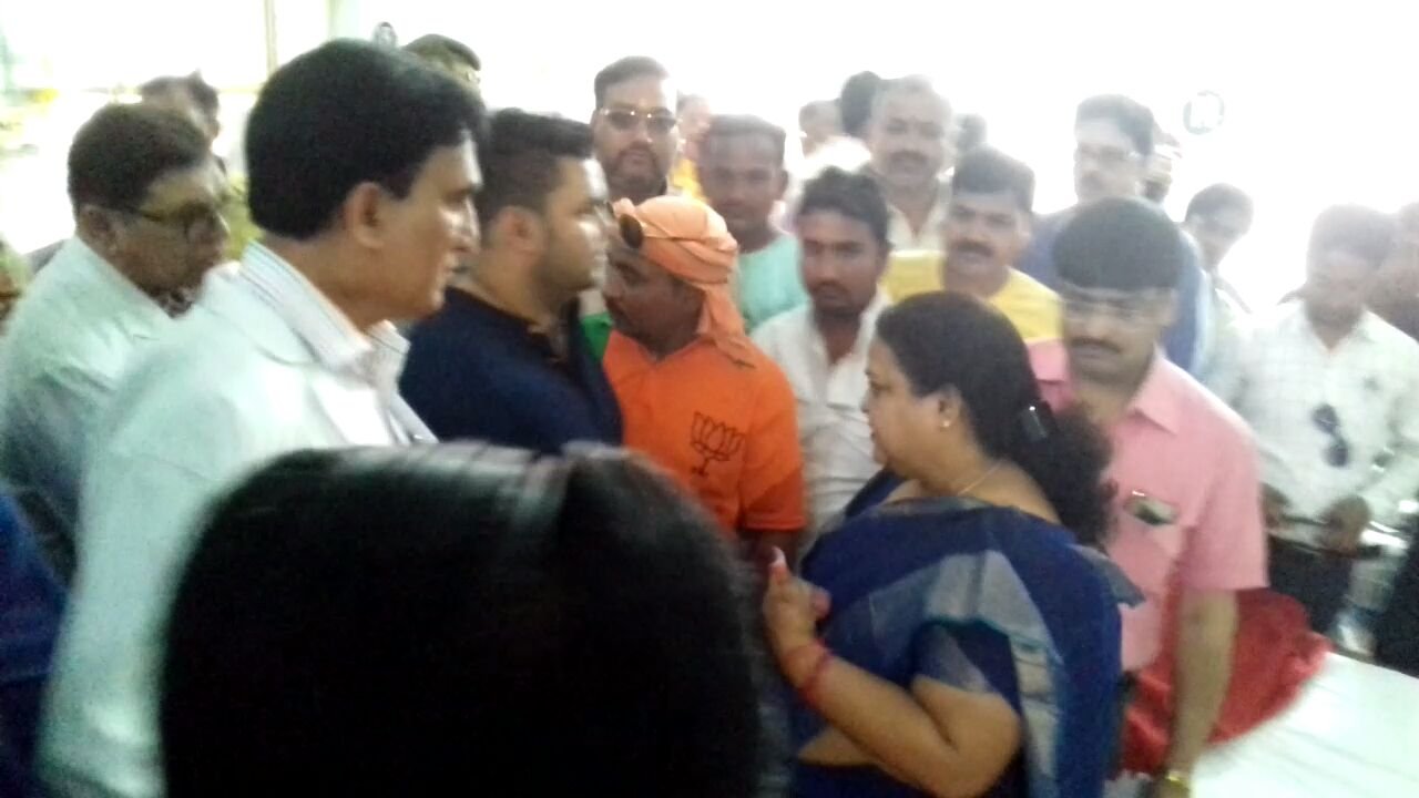 राज्य मंत्री अनुपमा जयसवाल ने बहराइच जिला अस्पताल का किया  औचक निरीक्षण;  गंदगी और असुविधाओं को लेकर सीएमएस डॉ डीके सिंह को लगाई फटकार, असुविधाओं को दूर करने के दिये सख्त निर्देश | New India Times