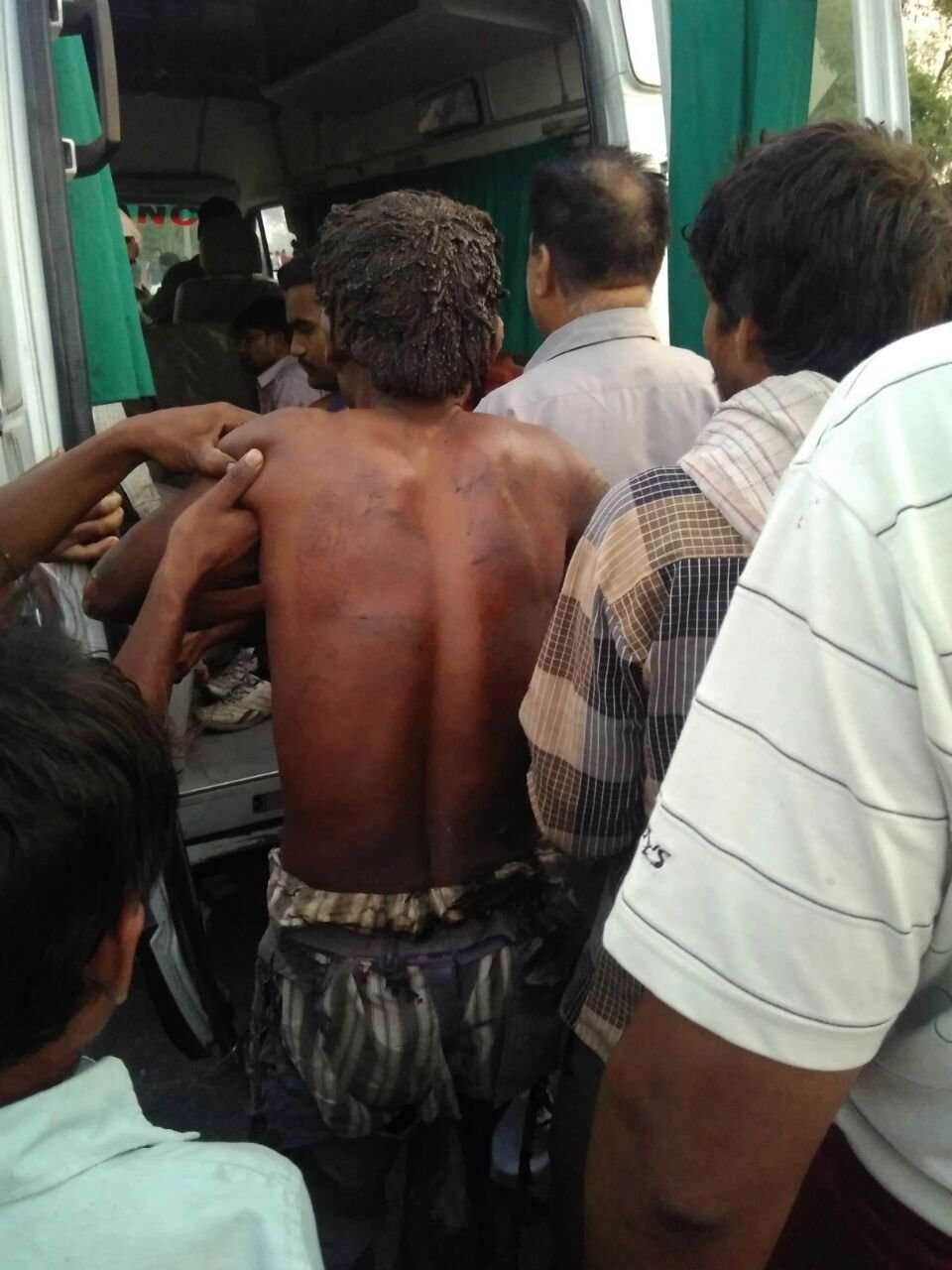 पेट्रोल से भरा टैंकर हाईटेंशन इलेक्ट्रिक पोल से टकराया, टैंकर में लगी आग, आधा दर्जन लोग घायल | New India Times