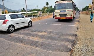 हाइवे पर बने अवैध स्पीड ब्रेकरों से दुर्घटनाओं का सिलसिला जारी, अनियंत्रित मोटरसाइकिल के ट्रक में घुसने से सवार हुआ गंभीर रूप से घायल | New India Times