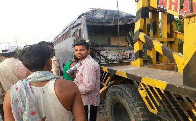 बिहार के सीतामढ़ी में पुलिस वैन और ट्रक की टक्कर में 7 पुलिसकर्मी और एक कैदी की मौत,  कई घायल | New India Times