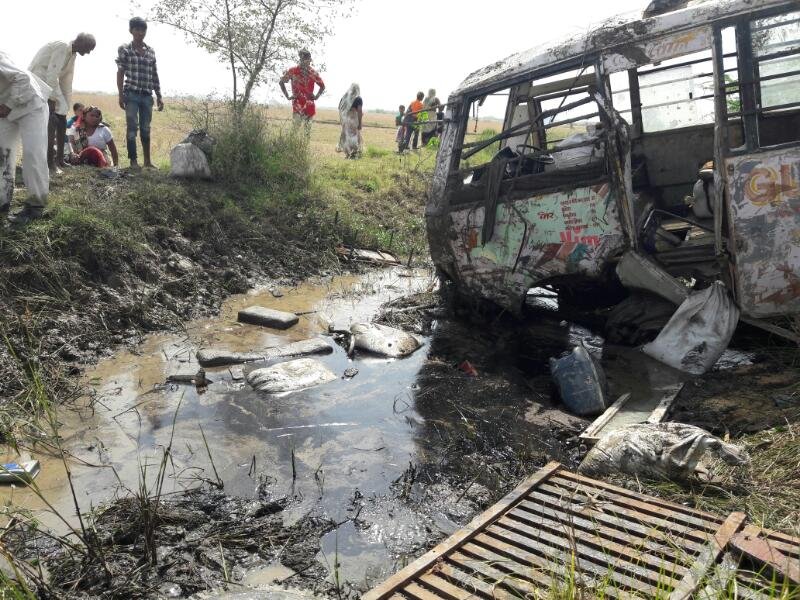 बस पलटने से 3 की मौत दर्जनों घायल | New India Times